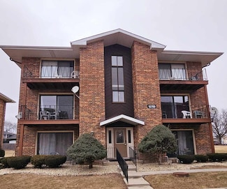 15700 Reynolds Ln, Oak Forest, IL 60452