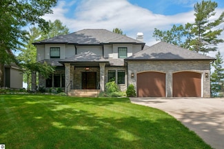 5568 Lakeview Dr, Interlochen, MI 49643