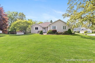 618 Grand Woods Ct NE, Grand Rapids, MI 49525