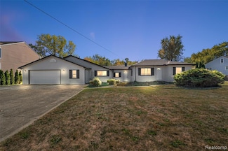 2950 Iowa Dr, Troy, MI 48083