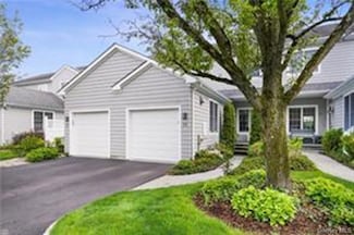 19 Club Ct, Pleasantville, NY 10570