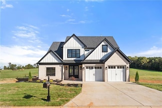 1348 Maple Chase Ln, Winston-Salem, NC 27106