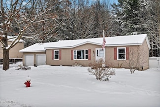 32 Pinewood Rd, Queensbury, NY 12804
