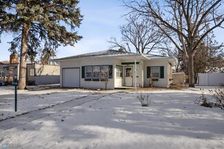 1131 Oak St N, Fargo, ND 58102