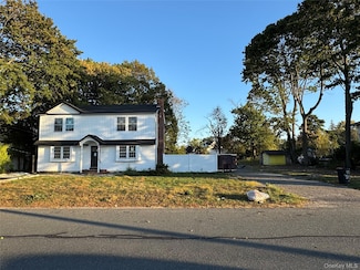 156 Farmers Ave, Lindenhurst, NY 11757