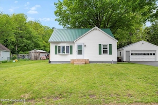 9 New Pine St, Queensbury, NY 12804