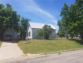 216 W 2nd St, Vici, OK 73859