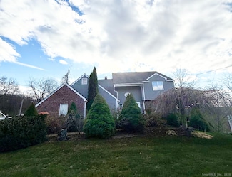 8 Whispering Pines Dr, Wallingford, CT 06492