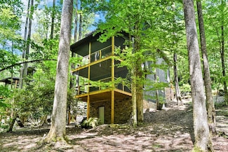 35 Creekside Village Ct, Sapphire, NC 28774