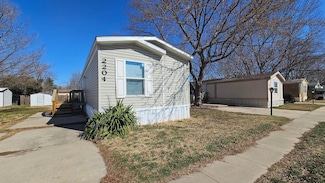 2204 E Lockwood St, Wichita, KS 67216