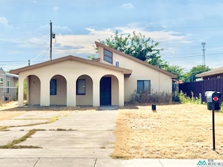 2305 Violet St, Carlsbad, NM 88220