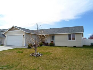 208 N Glacier St, Moxee, WA 98936