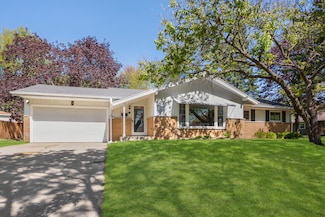 910 Cavalier Dr, Waukesha, WI 53186