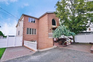 35 Bocce Ct, Staten Island, NY 10307