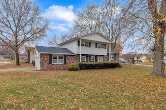 4740 E Willowbrook Ln, Decatur, IL 62521