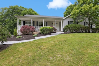 8 Holly Bush Ln, Norwich, CT 06360