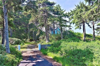 38 Golden Ln, Pacific Beach, WA 98571