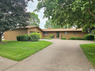 2120 Fareway Dr, Muscatine, IA 52761