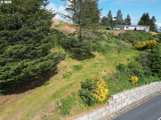 6877 Pacific Terrace Dr, Brookings, OR 97415