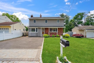 31 Sheridan St, Huntington, NY 11743