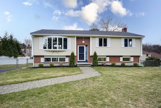 1 Maureen Dr, Burlington, MA 01803