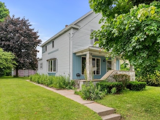 842 N 10th St, Manitowoc, WI 54220
