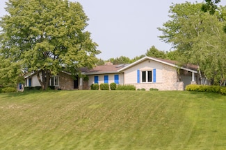 W338S4370 Drumlin Dr, Dousman, WI 53118