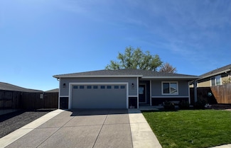 935 Stonewater Dr, Eagle Point, OR 97524
