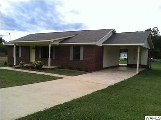 909 Market St, Moundville, AL 35474