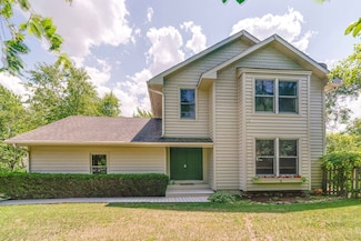 24 Hickory Rd, Oakwood Hills, IL 60013