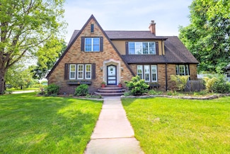616 S Elm St, Three Oaks, MI 49128