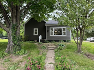 1114 N College St, Veedersburg, IN 47987