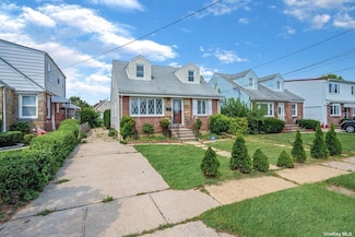 216 Raff Ave, Mineola, NY 11501