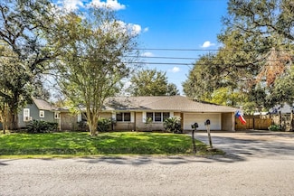 211 S Iowa Ave, League City, TX 77573