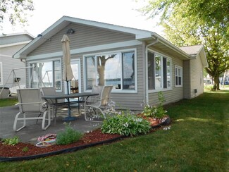 8304 E Highland View Dr, Syracuse, IN 46567