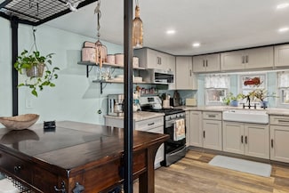 27 Siesta Dr, West Wareham, MA 02576