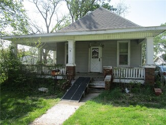 703 S Locust St, Pana, IL 62557