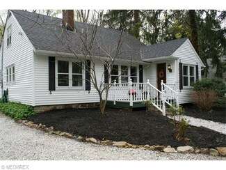 7122 Robinwood Ln, Gates Mills, OH 44040
