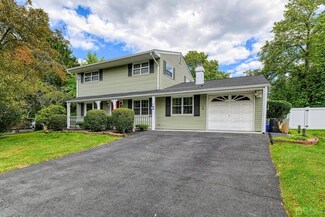42 Hastings Rd, Kendall Park, NJ 08824