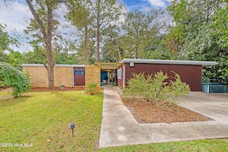 4507 Country Club Rd, Trent Woods, NC 28562