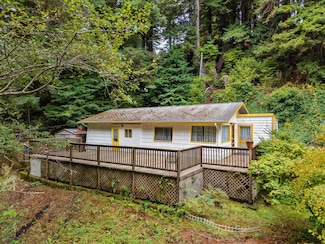 7382 Berta Rd, Eureka, CA 95503