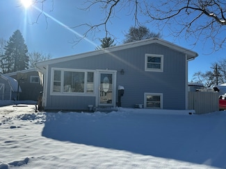 501 Apache Ave, Carpentersville, IL 60110