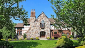 3 Manor Dr, Warren, NJ 07059