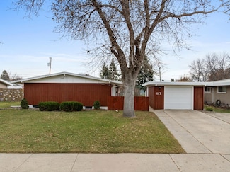 117 26th St SW, Minot, ND 58701