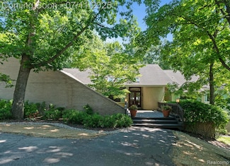 1983 Sherwood Glen, Bloomfield Hills, MI 48302