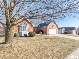 6910 N Brookstone Dr, Peoria, IL 61615