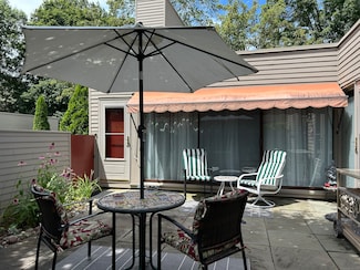 23 Charlton Hill Rd, Hamden, CT 06518
