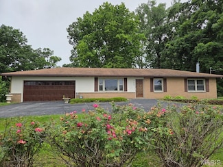 709 Stamper Ln, Godfrey, IL 62035