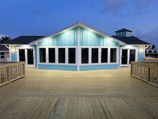 1326 Hawaii Dr, Tiki Island, TX 77554