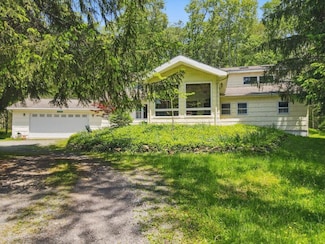 5153 Cresco Dr, Pocono Lake, PA 18347